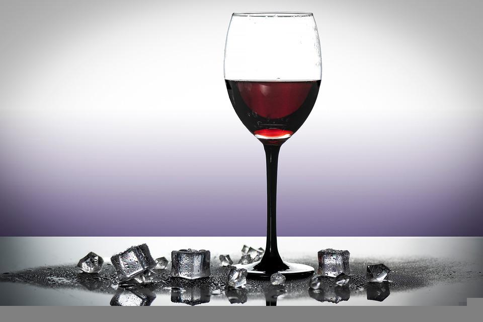 Para aumentar el disfrute del vino en verano, es realmente necesario tener en cuenta la temperatura de consumo del vino.