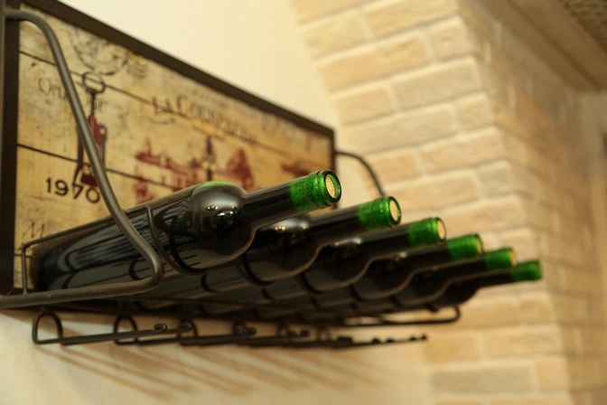 Aunque todos acostumbramos a guardar siempre las botellas de vino en posición horizontal, la mayoría de nosotros desconoce el motivo que hay detrás.