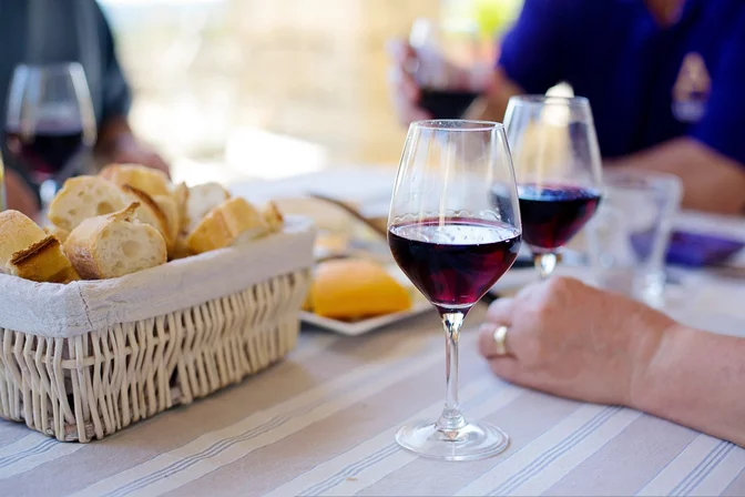 El vino es una gran fuente de antioxidantes, y debido a sus polifenoles, su consumo moderado ayuda a prevenir el estrés oxidativo, que a su vez previene el envejecimiento celular.