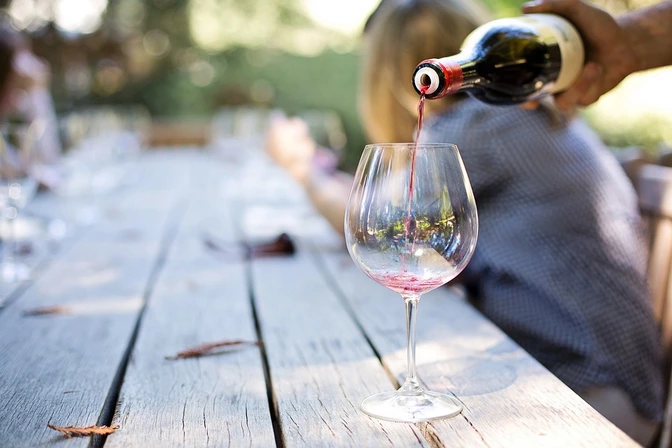 En el mundo del vino hay muchísimos mitos. Uno de los más comunes es ese que nos hace creer que cuanto más viejo sea el vino es muchísimo mejor.
