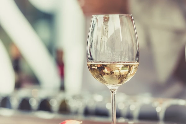 Los beneficios del vino blanco img